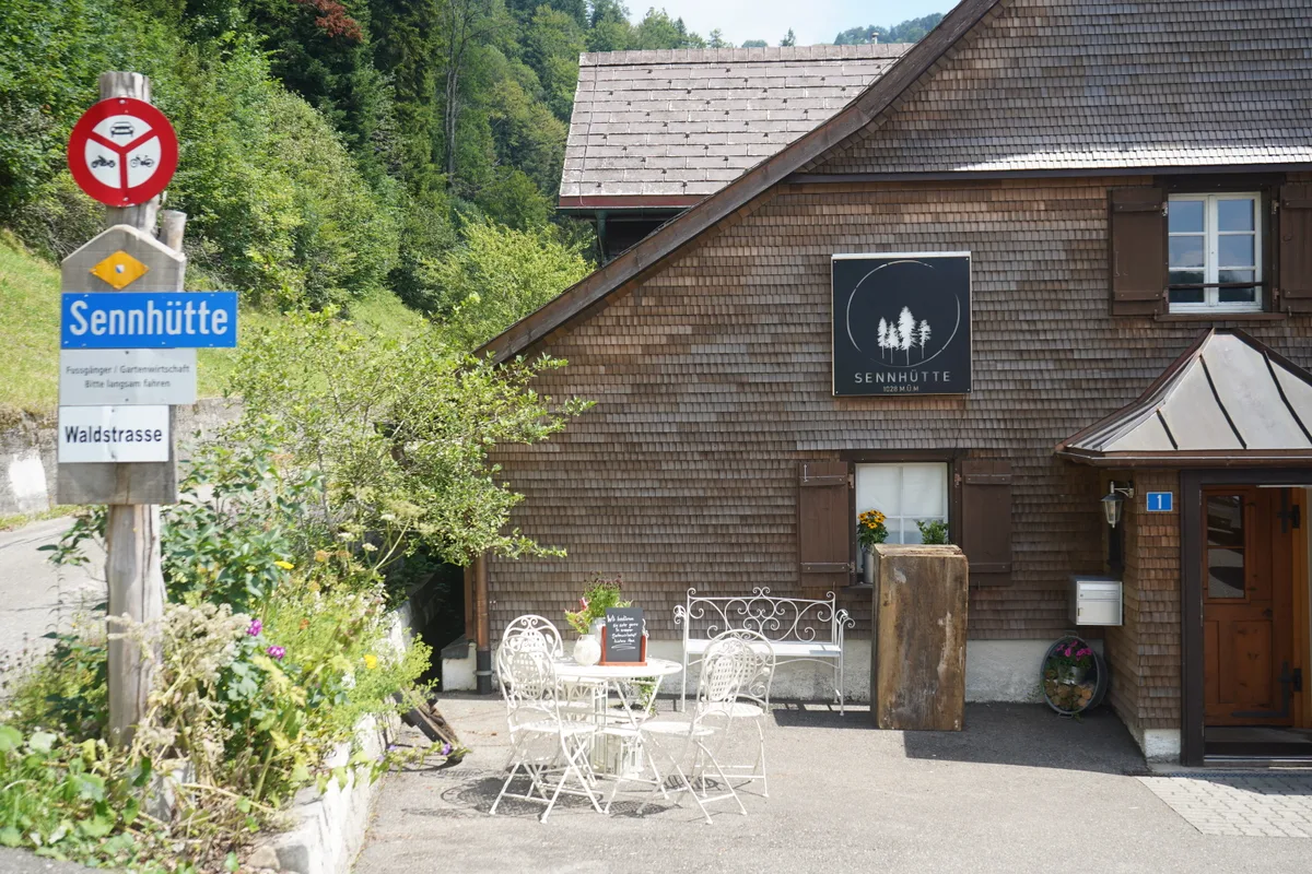 Die «Sennhütte» von aussen im Sommer.