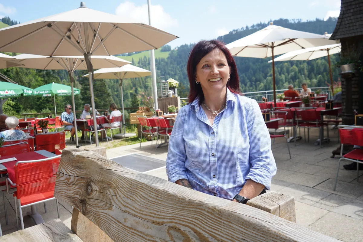 Die neue Pächterin der Sennhütte Bettina Fleps setzt auf traditionelle Werte, den Gästen gefällts.