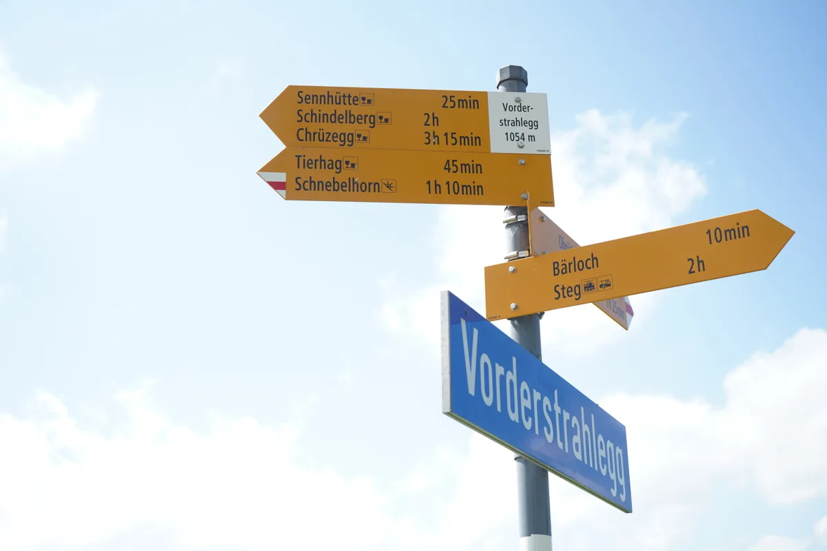 Wegweiser auf der Wanderroute zur «Sennhütte». 