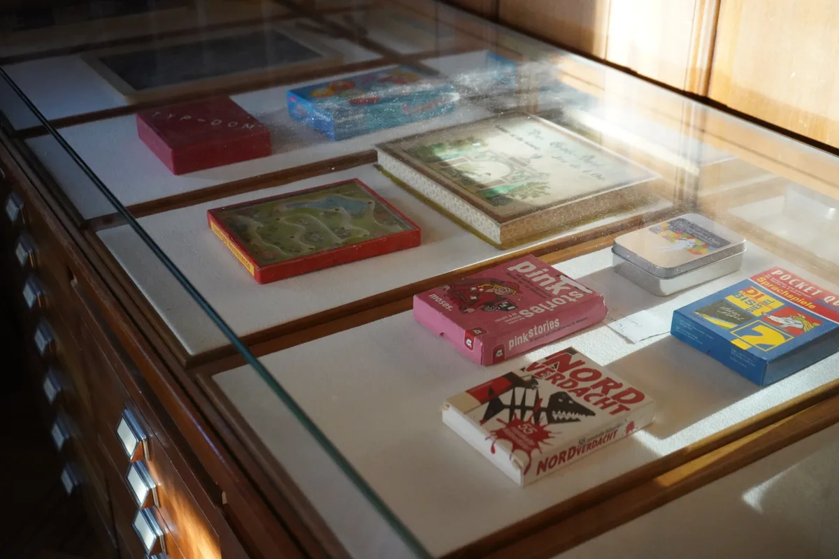 Spiele in einer Vitrine.