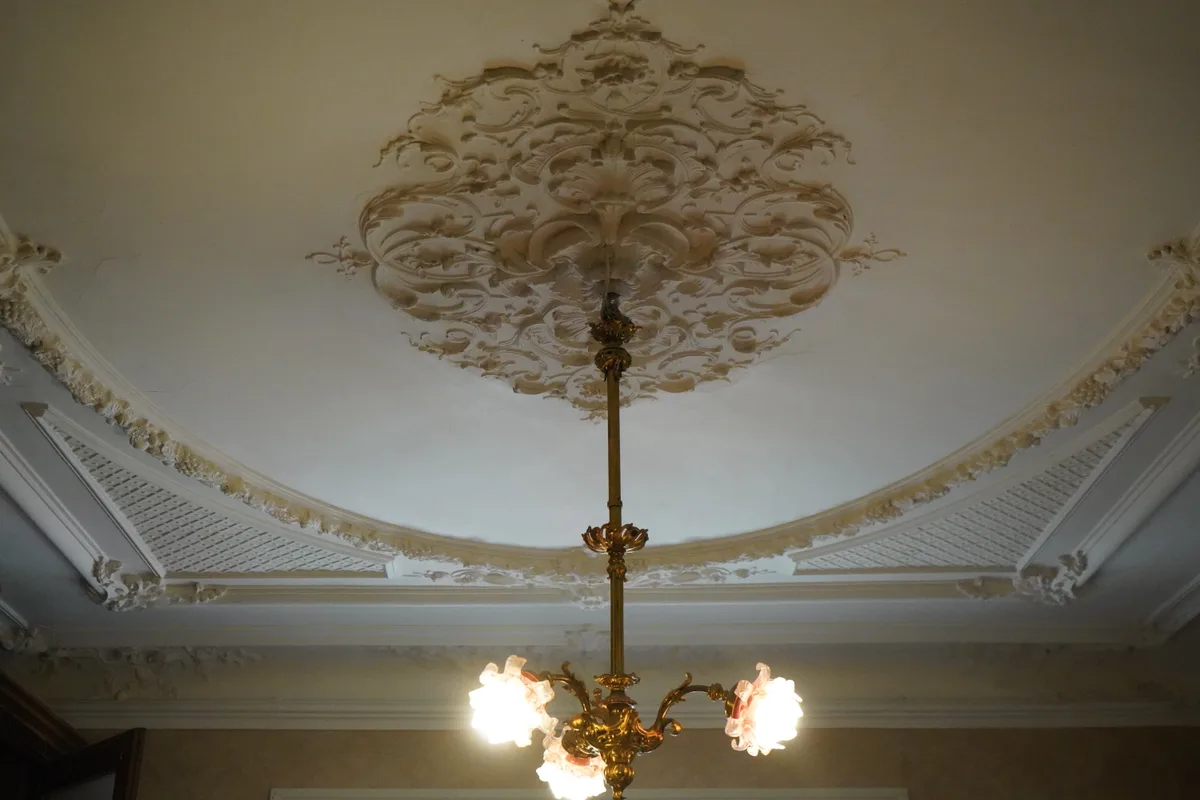 Eine Decke mit Stuckaturen.