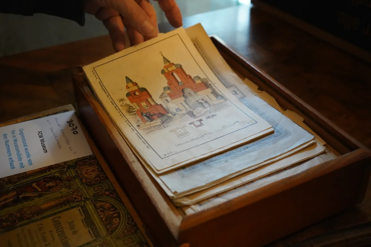 Ein alter Spielkasten.