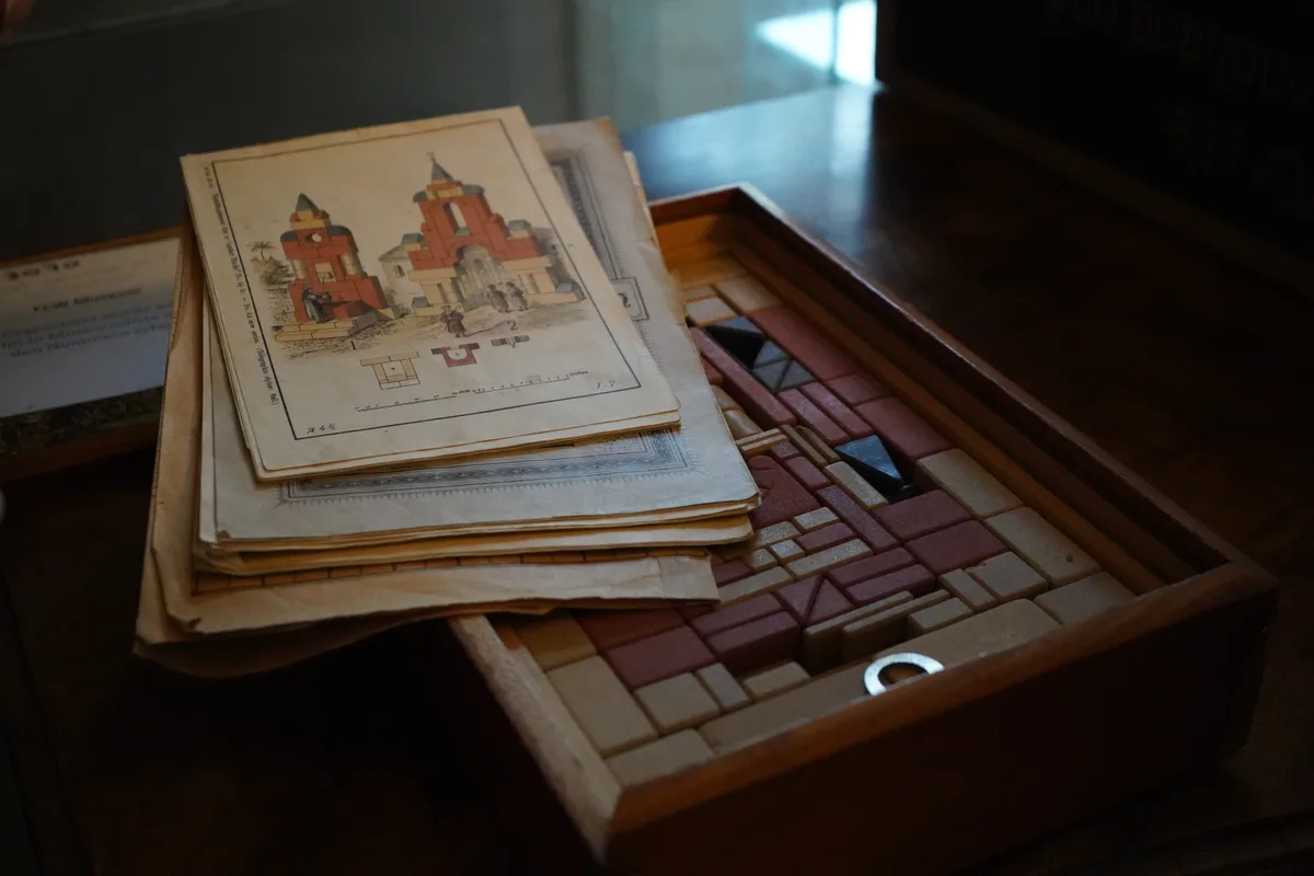 Ein sehr alter Spielkasten mit Anleitungen.