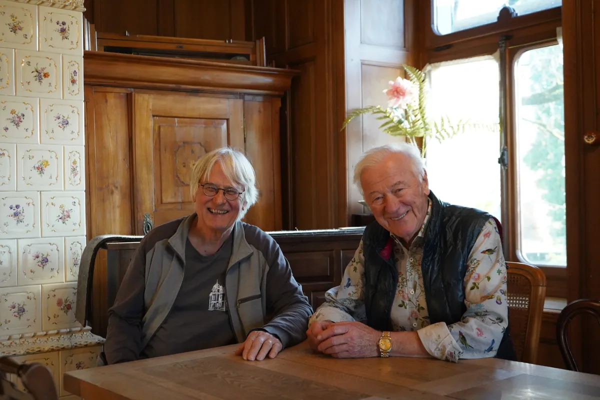 Zwei Männer an einem Tisch.