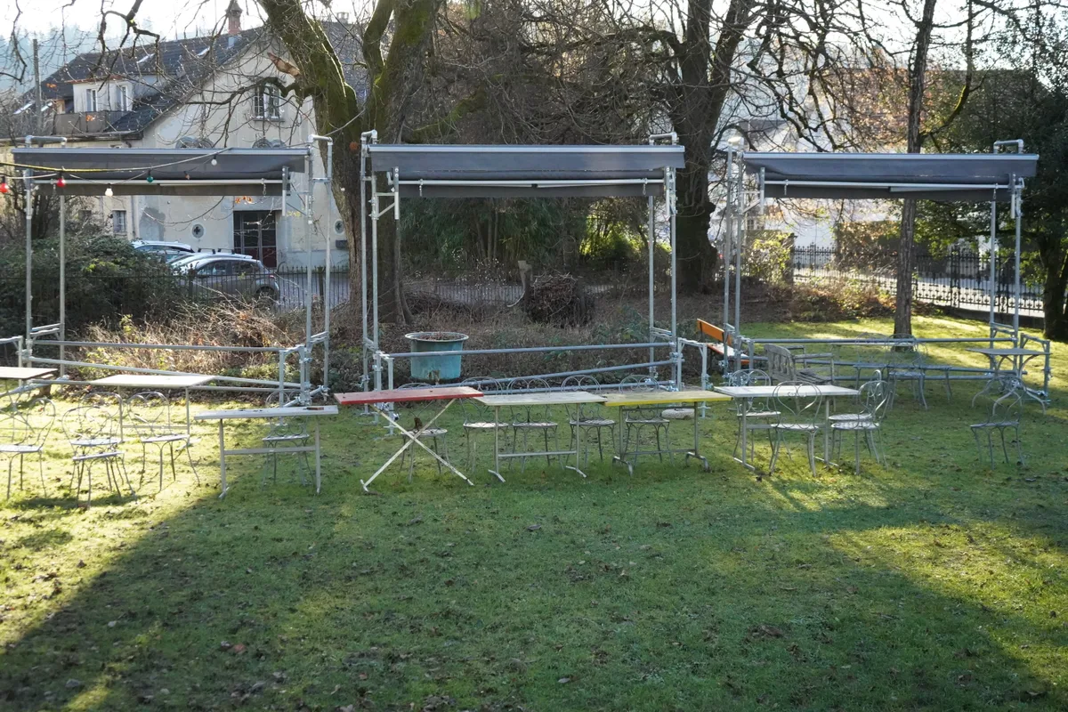 Der Garten einer Villa mit Stühlen und Bänken.