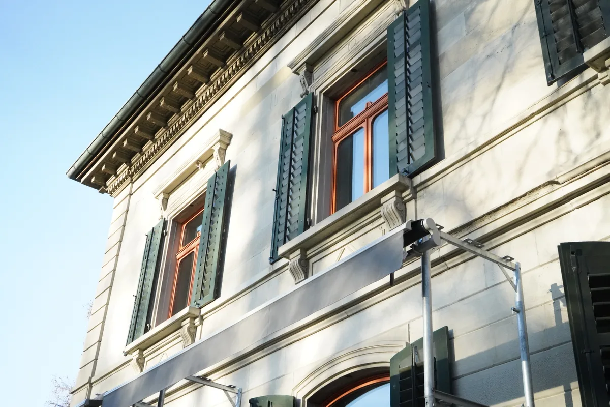 Die Fassade einer Villa.