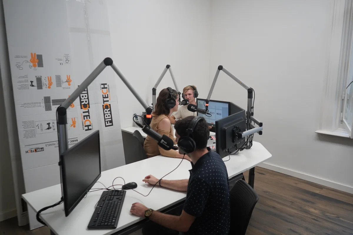 Das Studio von «Radio Summernight» in Rüti ist professionell eingerichtet.