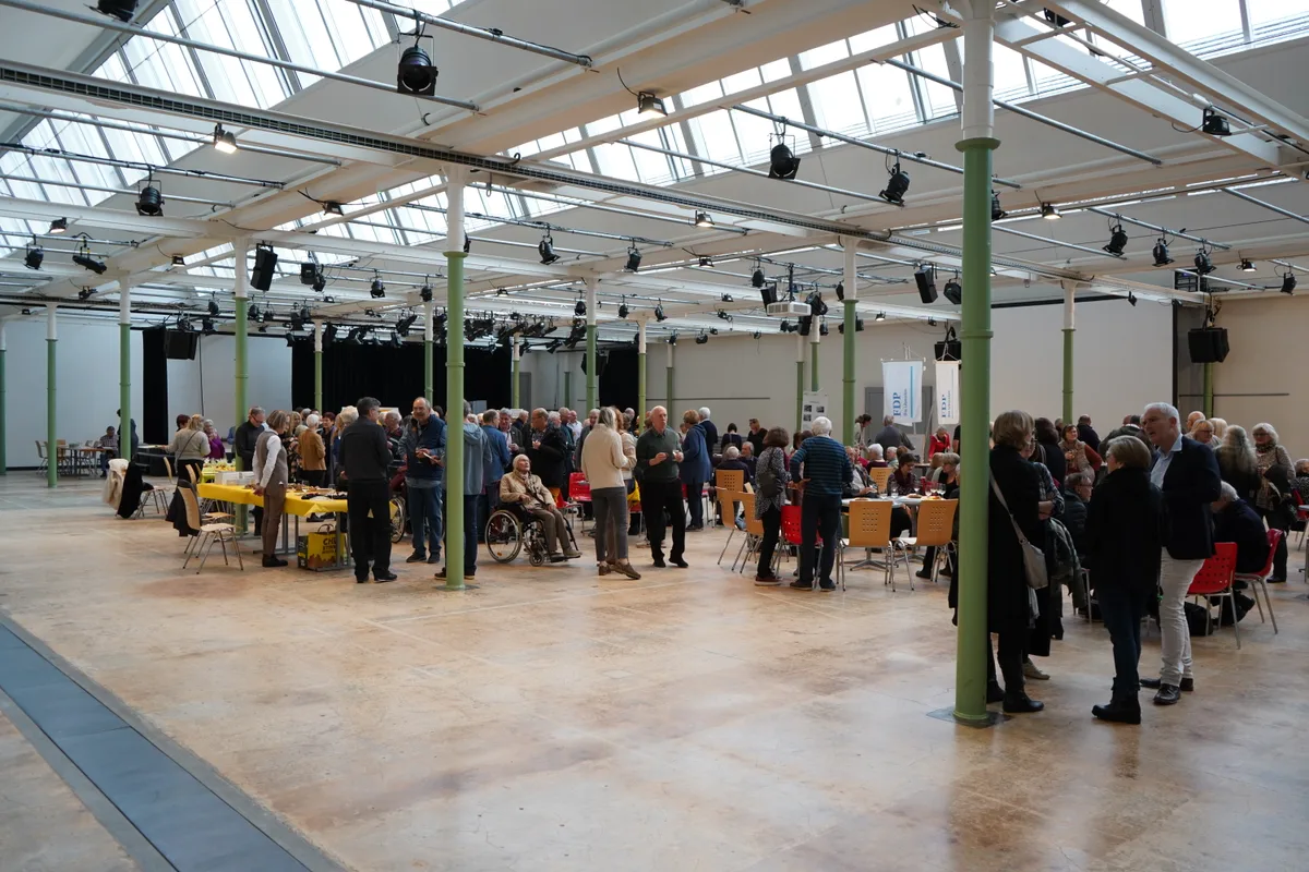Neujahrsapéro in der Zwicky Fabrik in Fällanden am 8. Jan 2023. Von links: Hansueli Kaul, Hansuel Gfeller, Tobias Diener.