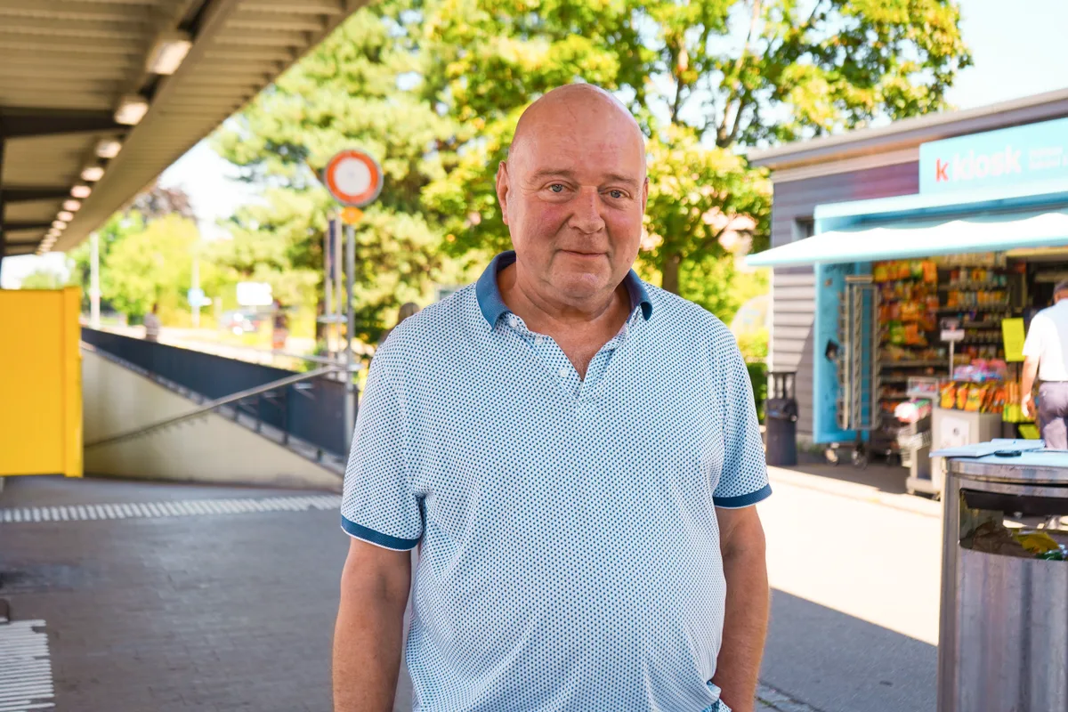 Der Bahnschalter in Pfäffikon schliesst. Rudolf Ottenburg findet das eine Sauerei.
