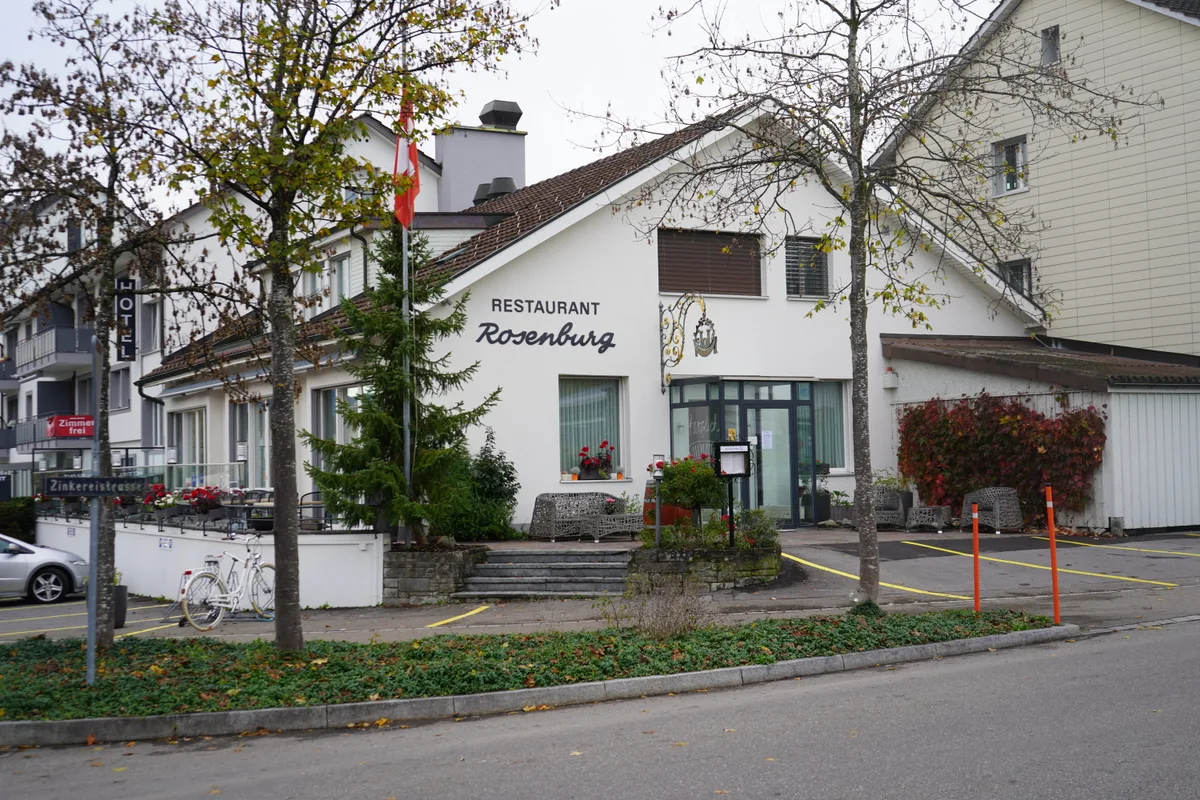 Ansicht des Restaurants Rosenburg von aussen in Wolfhausen, Landstrasse 31.