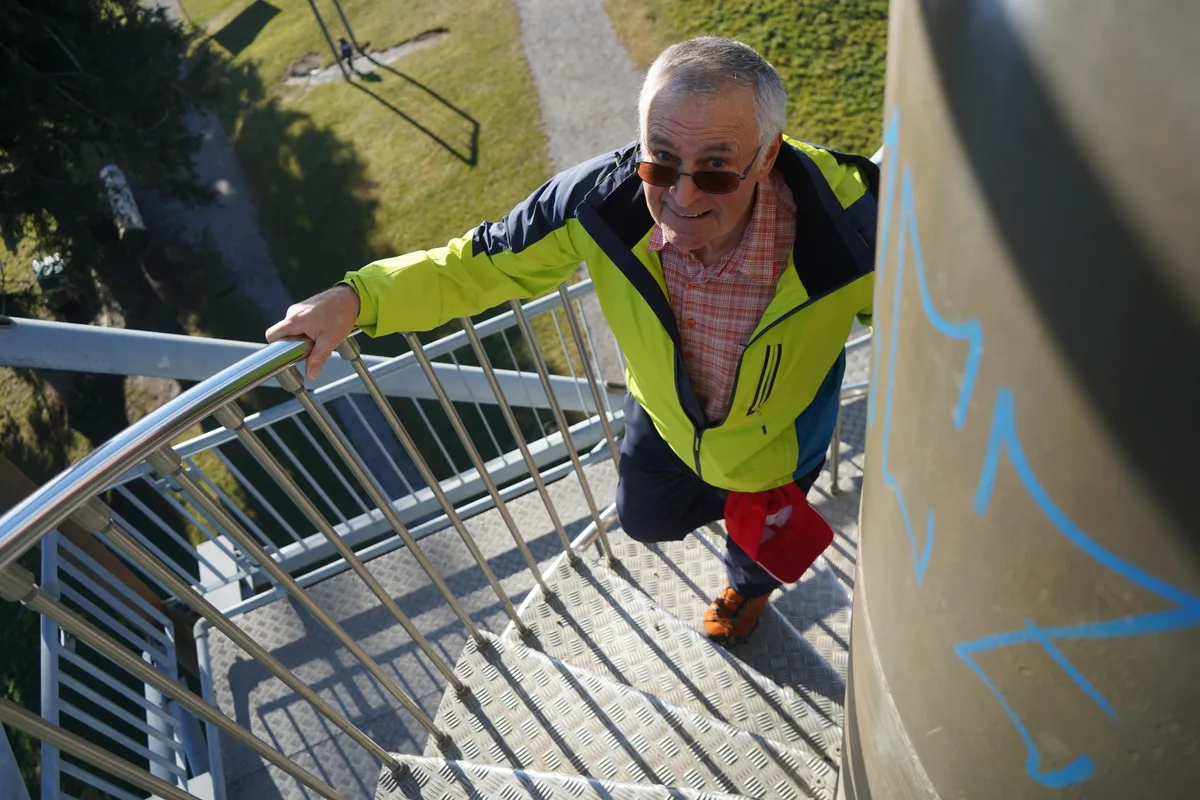 Ein Mann steigt die Treppe zum Bachtelturm hoch.