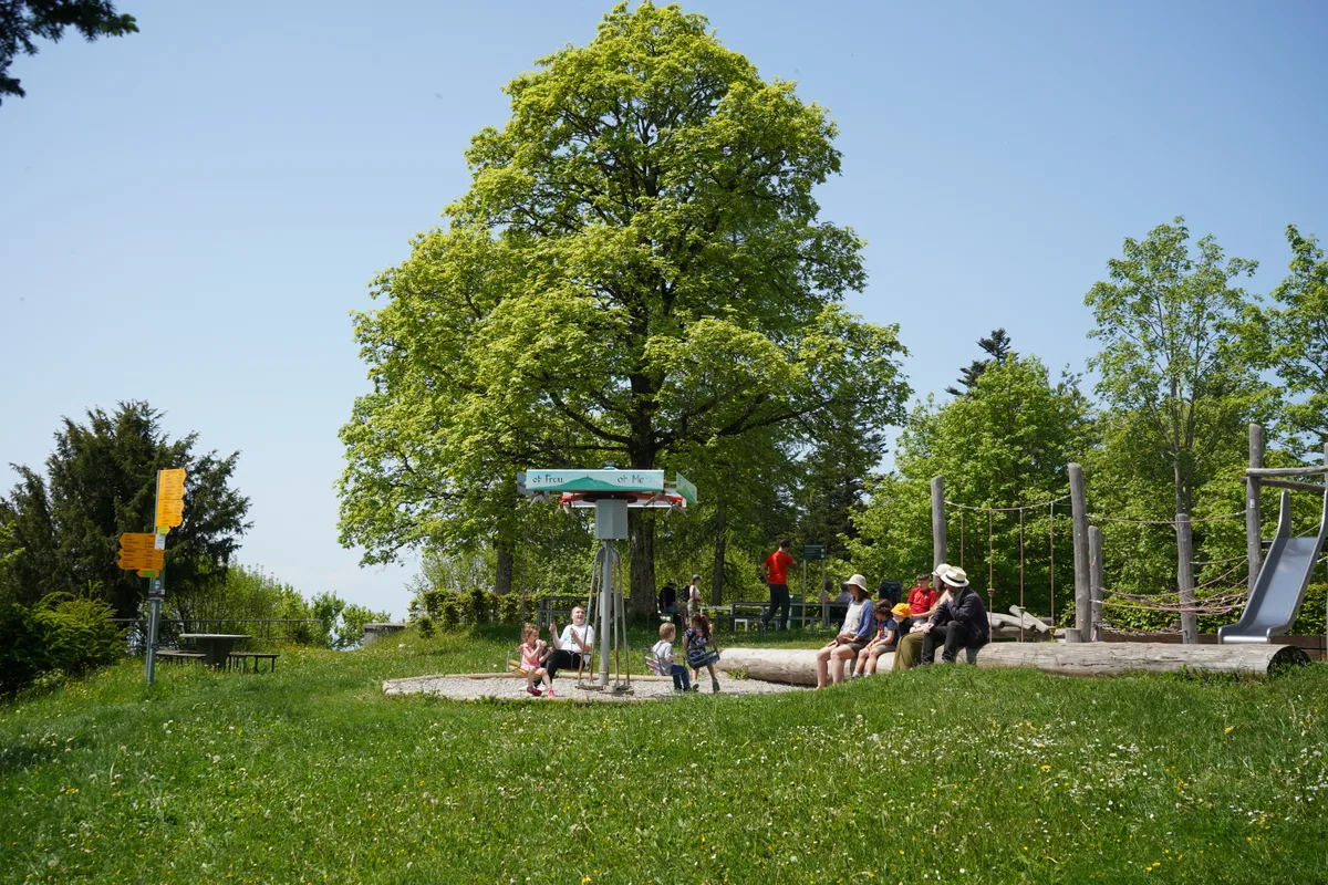 Spielplatz auf dem Bachtel an einem Sonntag.