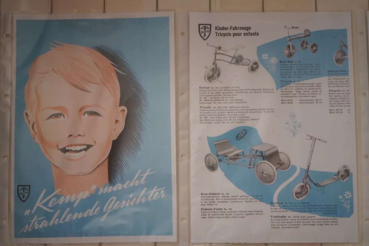 Ein alter Katalog in einem Ordner.