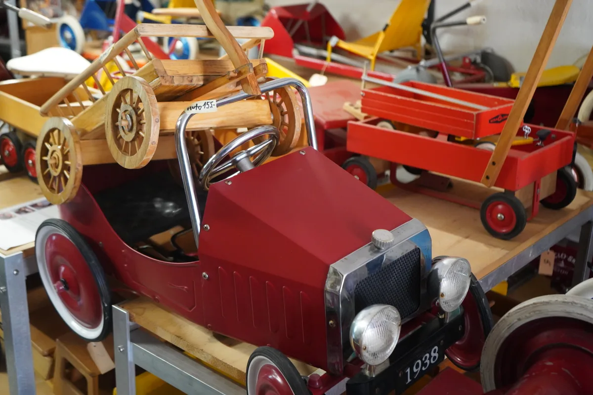 Kinderspielzeuge in Form von Autos oder Anhängern.