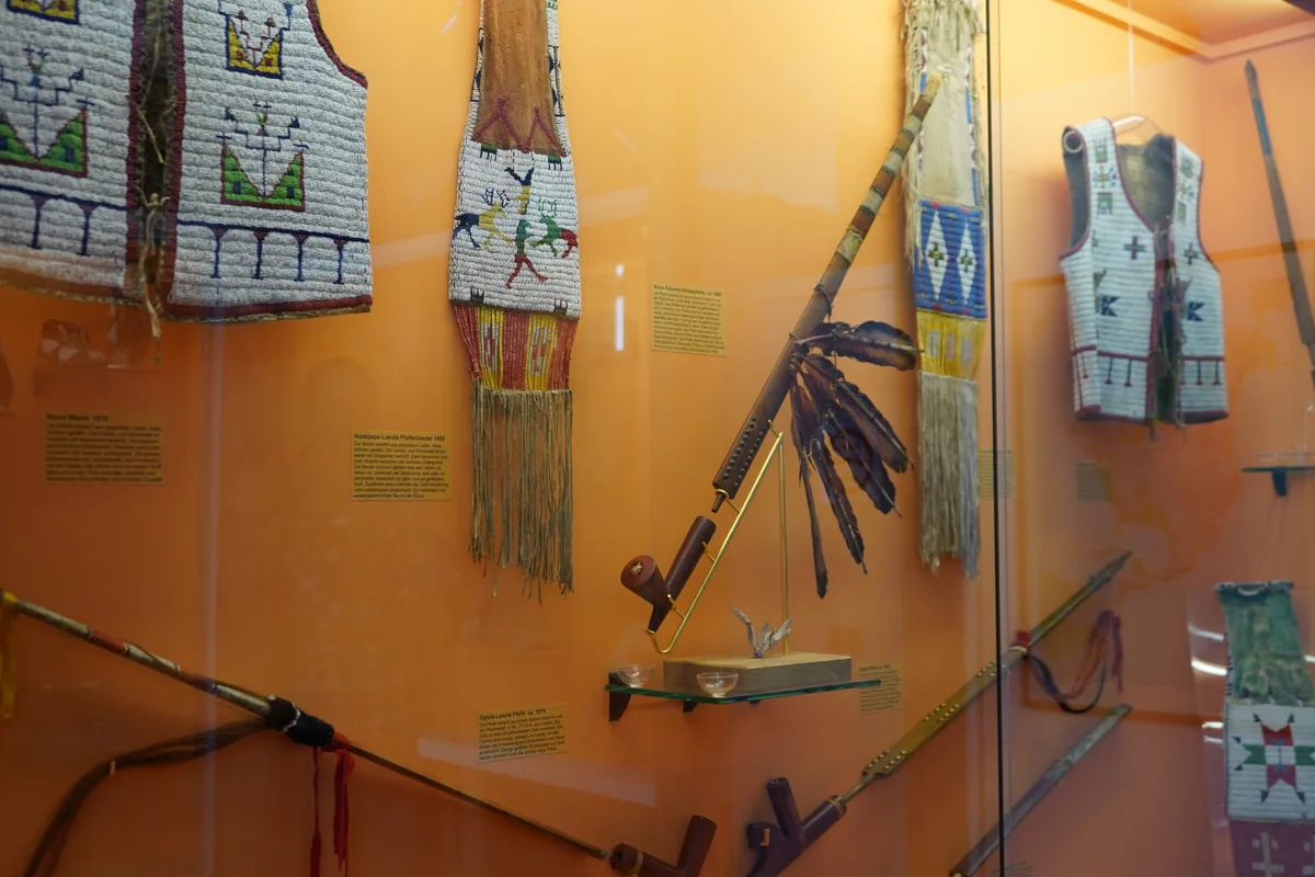 Pfeifen in Vitrine.