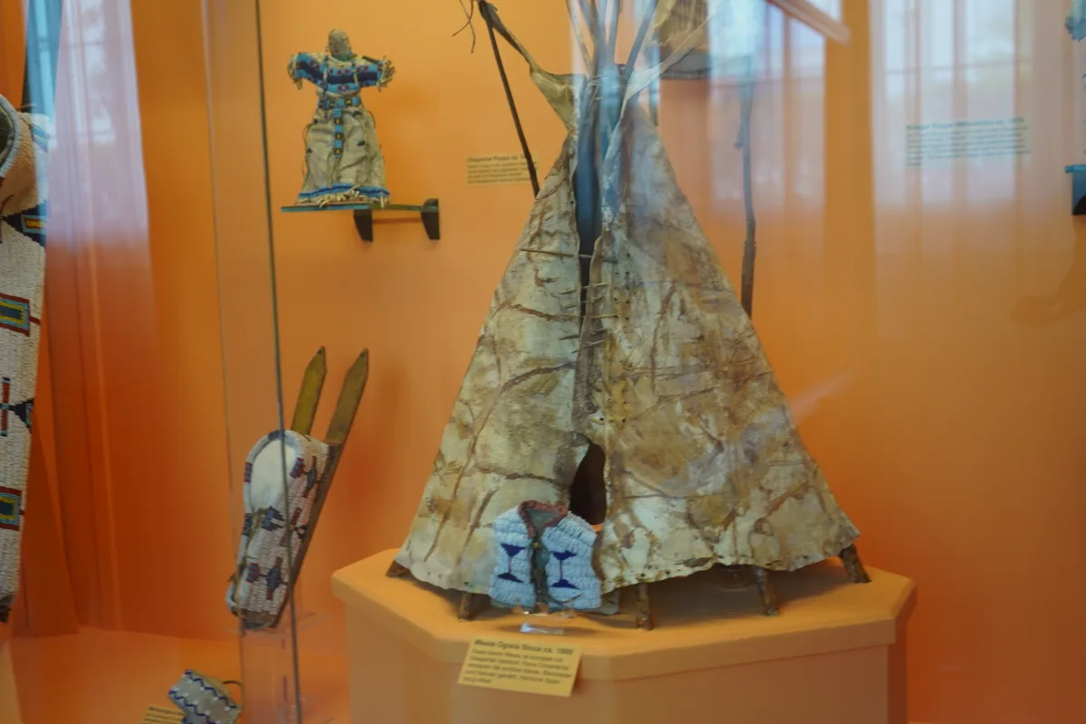Ein Kindertipi in einer Vitrine.