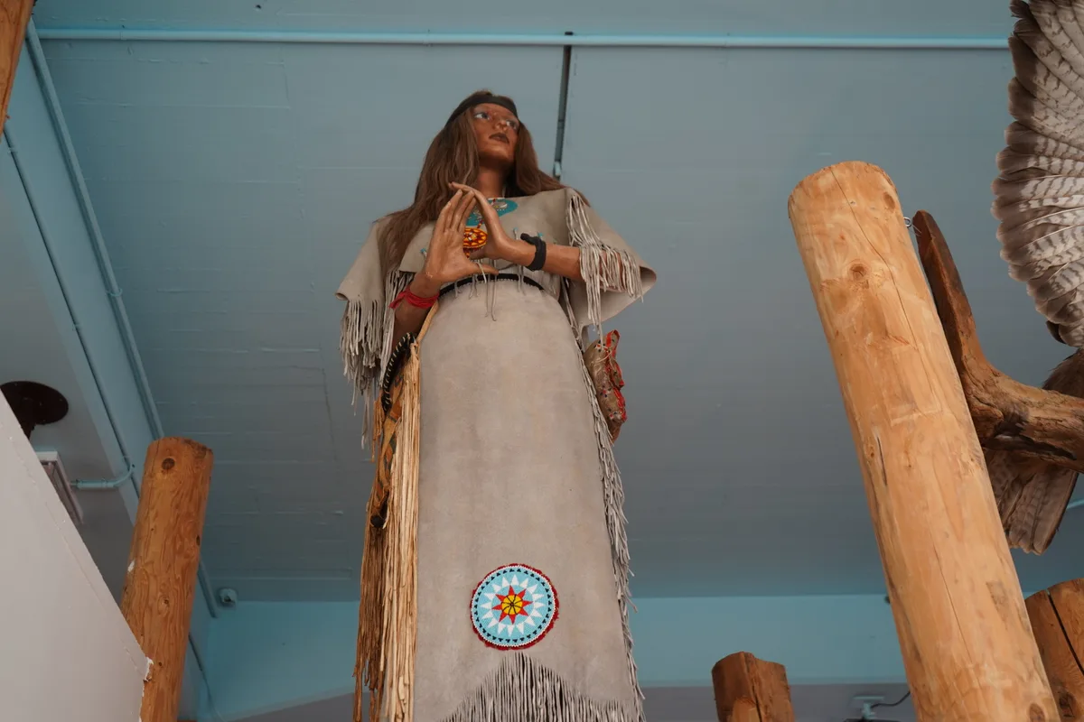 Eine Indianerin im Lederkleid.