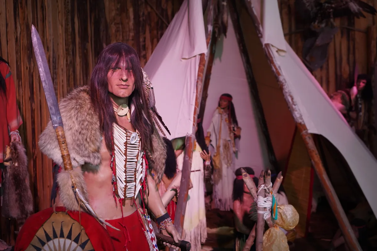 Ausstellungsobjekte im Indian Land Museum in Gossau.