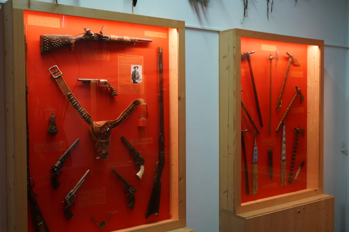 Waffen in Glasvitrinen.