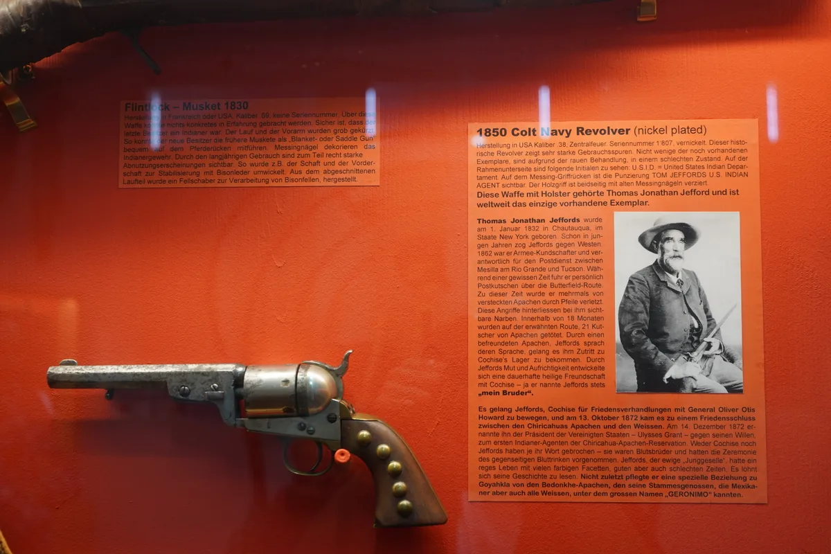Ein Revolver in einer Vitrine.