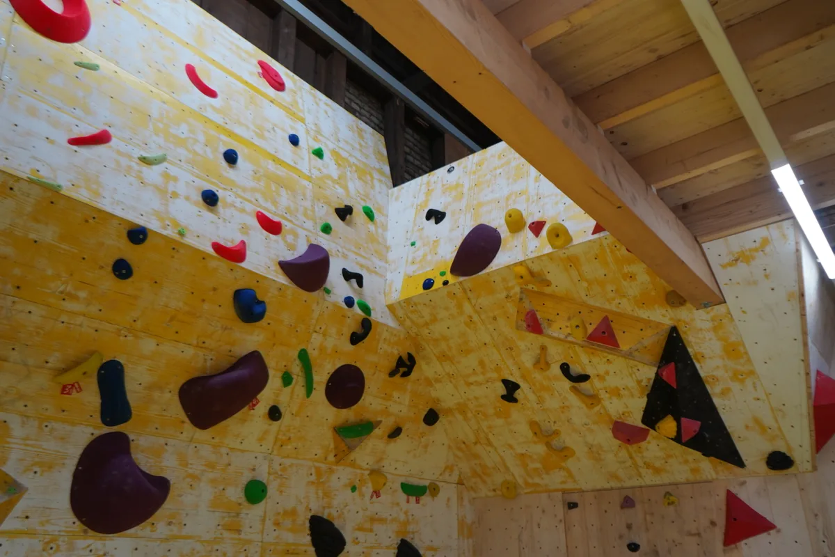 Eine Kletterwand.