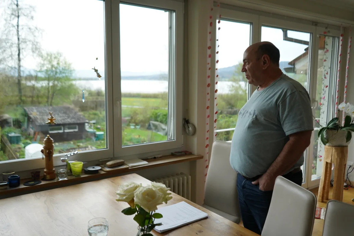 Armin Lanz schaut in seiner Wohnung auf den Greifensee.