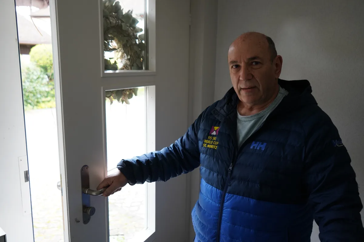 Armin Lanz steht an seiner Haustür.