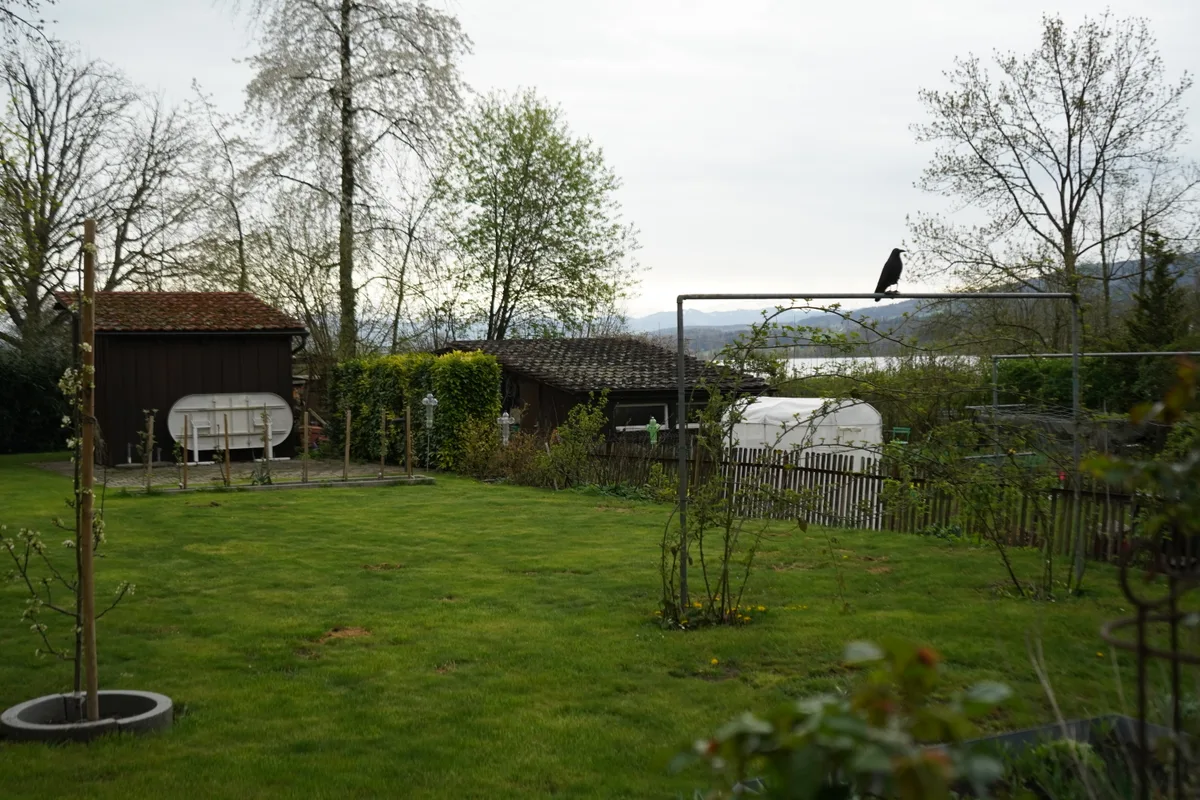 Der Garten mit Sicht auf den Greifensee.