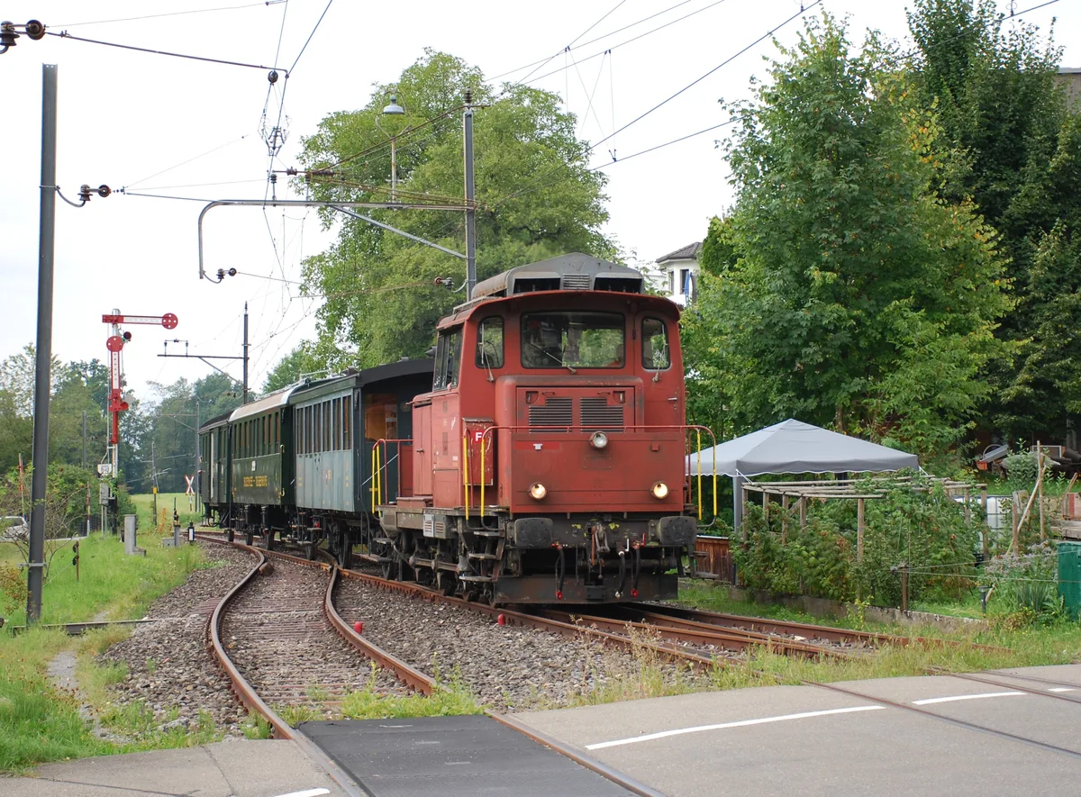 Ein alter Zug auf einer Fahrt.