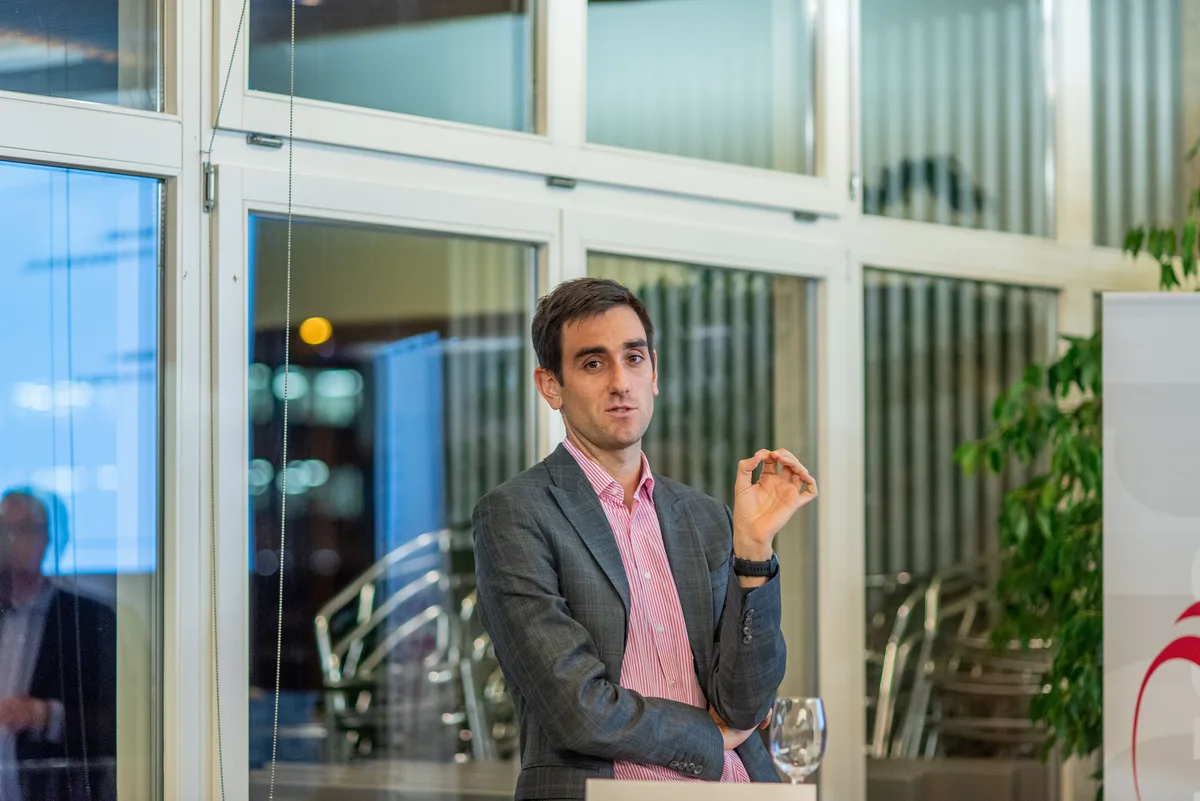 Paul Sailer, Gesundheitsexperte von PwC Schweiz, erklärt: «Das Spital Uster ist systemrelevant.» Impressionen vom WFU-Inside-Anlass zur Zukunft des Spitals Uster am 14. November 2023.