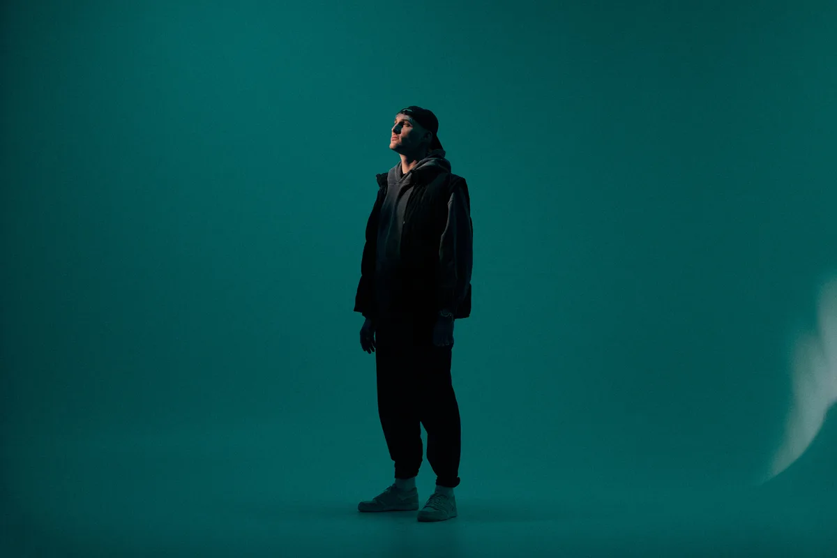 Dom Sweden aus Bubikon blickt bereits seinem grossen Auftritt entgegen. Ein Mann steht vor einem blauen Hintergrund.