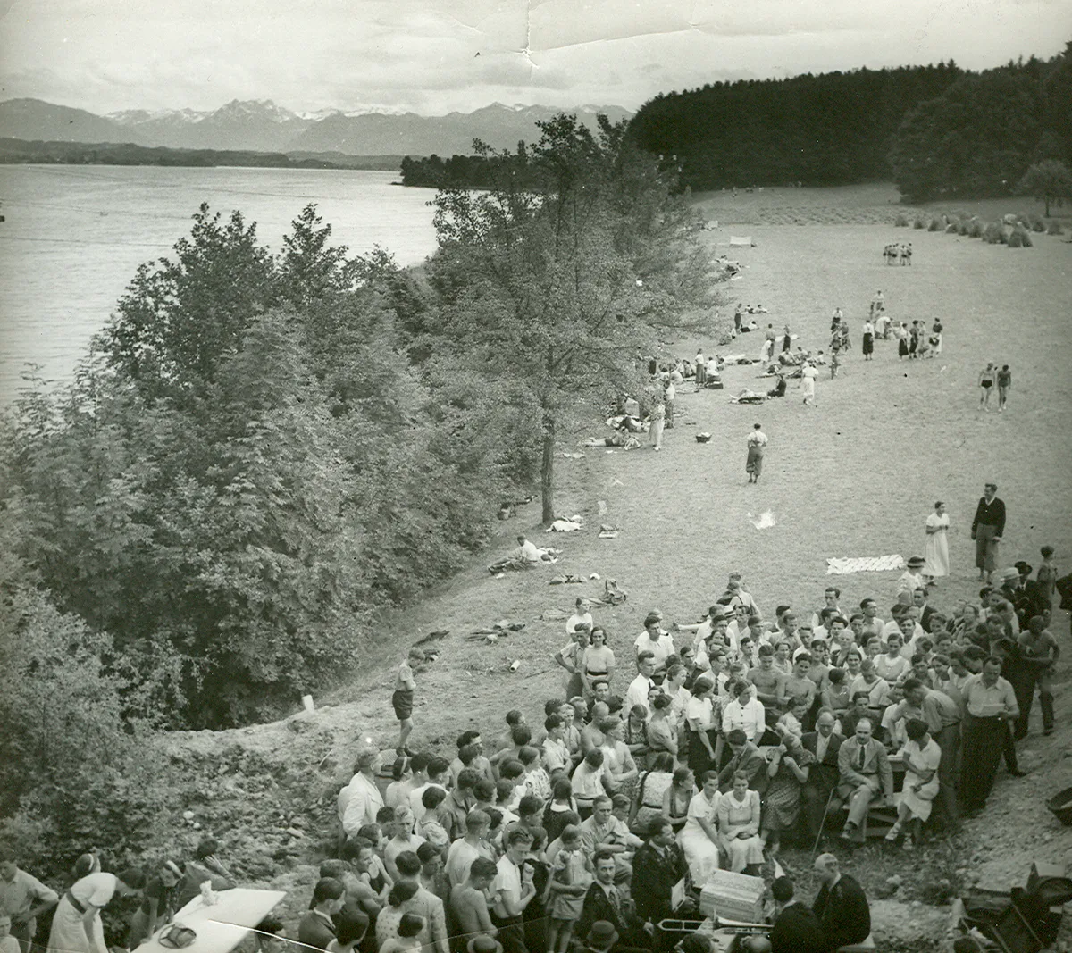 Dieses Foto wurde beim Einweihungsfest 1937 aufgenommen. Ein Archivfoto von oben, man sieht viele Menschen und das Ufer des Greifensees.