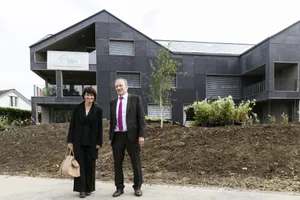 12057403-2 Als Walter Schmid von der Umweltarena 2016 ein energieautarkes Haus in Brütten eröffnete, war sogar die damalige Bundesrätin Doris Leuthard dabei. Derzeit würde das Haus wohl nicht bewilligt.