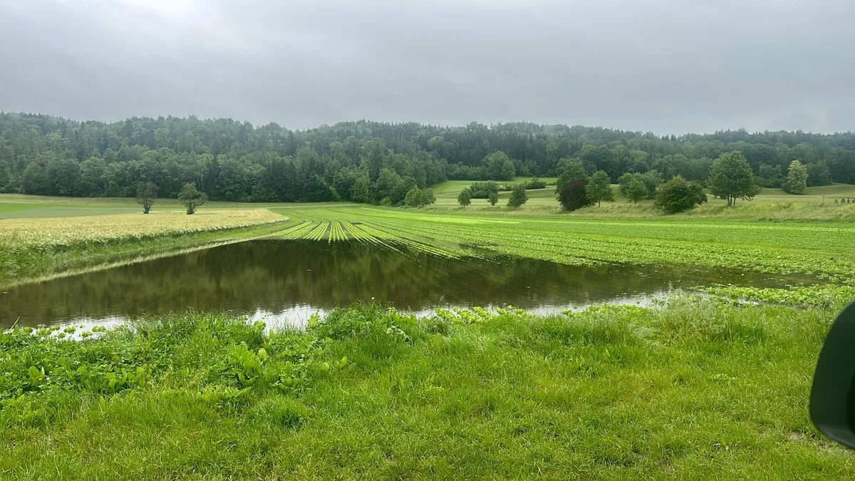 Das Feld steht unter Wasser.