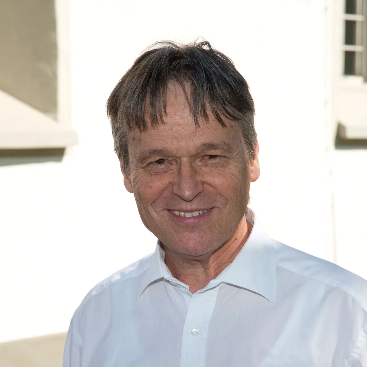 Bernhard Rothen lächelt in die Kamera.