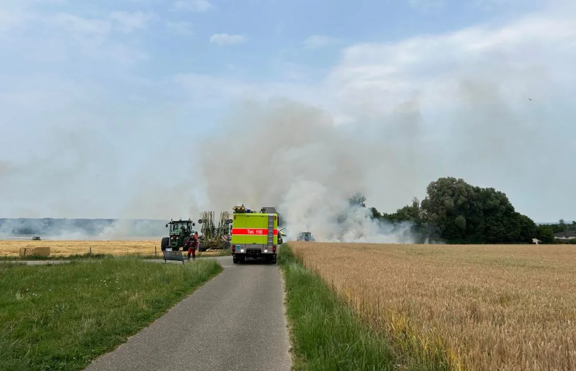 Ein Feuer auf einem Feld.