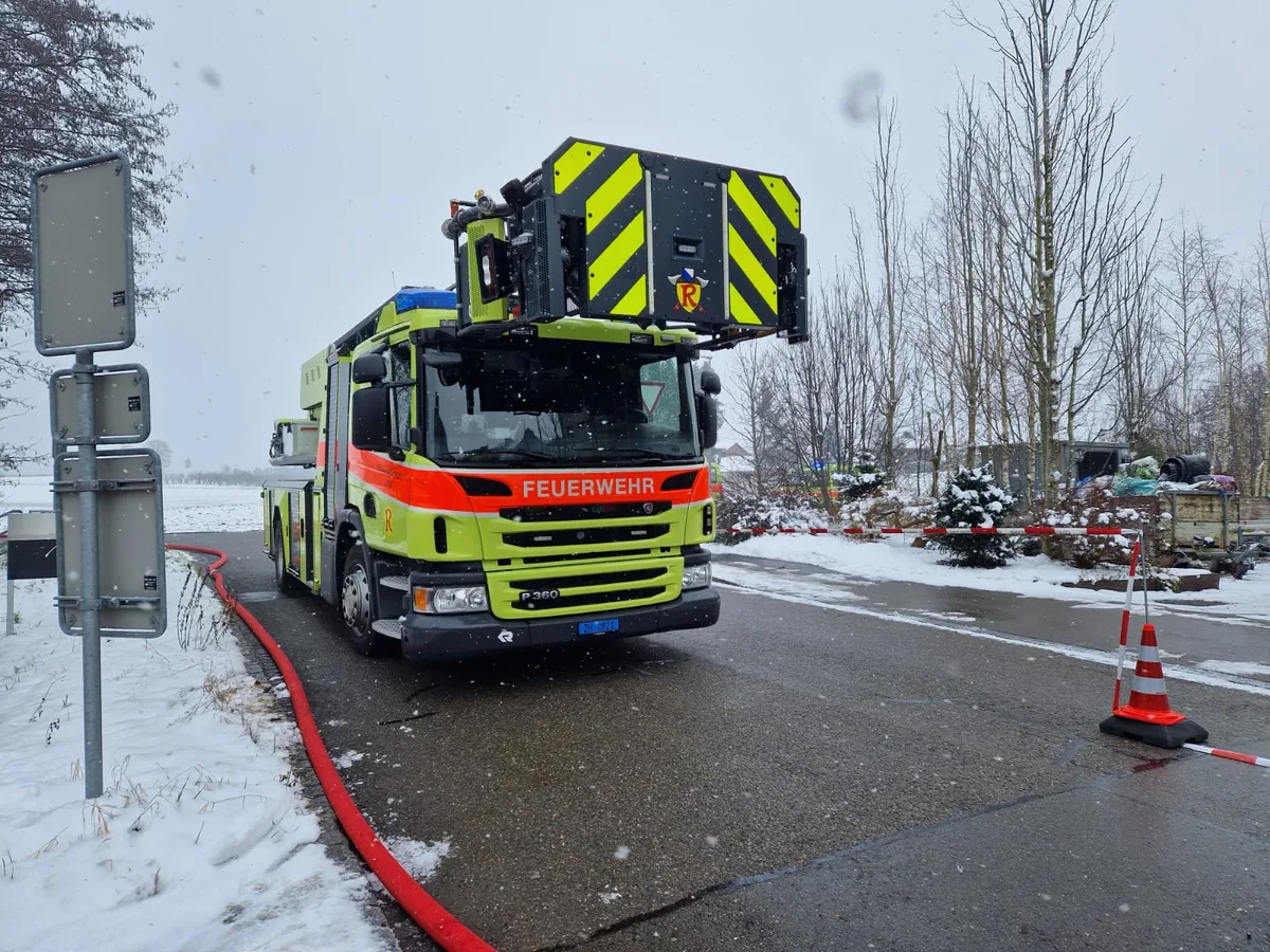 Die Autodrehleiter der Feuerwehr Rüti stand bei einem Muldenbrand in Bubikon im Einsatz.