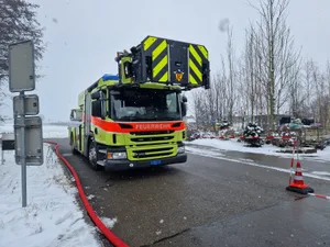 22751946-3 Die Autodrehleiter der Feuerwehr Rüti stand bei einem Muldenbrand in Bubikon im Einsatz.