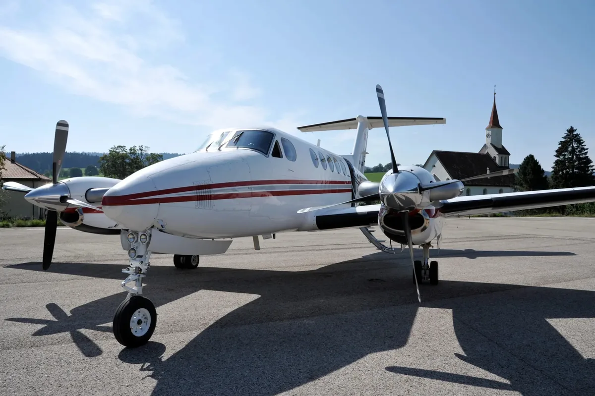 31631435-4 Eine Beechcraft B200 der Air Glaciers. Ein Flugzeug dieses Typs kreist seit Tagen über Zürich. (Archiv)