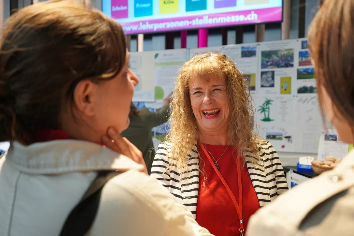 An der Messe in der Hall treffen Schulen und Lehrpersonal aufeinander.