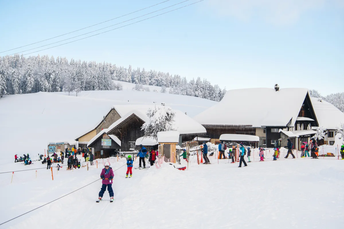 Wintersport im Oberland.
Bilder 1-7: Langlaufloipe First-Kyburg
Bilder 8-21: Skilift Ghöch, Bäretswil
Bilder 22-27: Langlaufloipe Bäretswil
Bilder 28-35: Schlittelpiste Orn-Wernetshausen.
16.1.2021 Wintersport im Oberland.
Bilder 1-7: Langlaufloipe First-Kyburg
Bilder 8-21: Skilift Ghöch, Bäretswil
Bilder 22-27: Langlaufloipe Bäretswil
Bilder 28-35: Schlittelpiste Orn-Wernetshausen.
16.1.2021