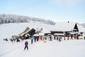 Wintersport im Oberland.
Bilder 1-7: Langlaufloipe First-Kyburg
Bilder 8-21: Skilift Ghöch, Bäretswil
Bilder 22-27: Langlaufloipe Bäretswil
Bilder 28-35: Schlittelpiste Orn-Wernetshausen.
16.1.2021 Wintersport im Oberland.
Bilder 1-7: Langlaufloipe First-Kyburg
Bilder 8-21: Skilift Ghöch, Bäretswil
Bilder 22-27: Langlaufloipe Bäretswil
Bilder 28-35: Schlittelpiste Orn-Wernetshausen.
16.1.2021