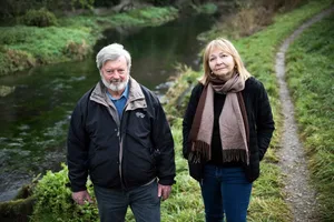 13368967-3 Alexander Karatayev und Lyuba Burlakova beschäftigen sich normalerweise mit den Quaggamuscheln in Nordamerika. Nun bringen sie ihre Expertise in der Schweiz ein