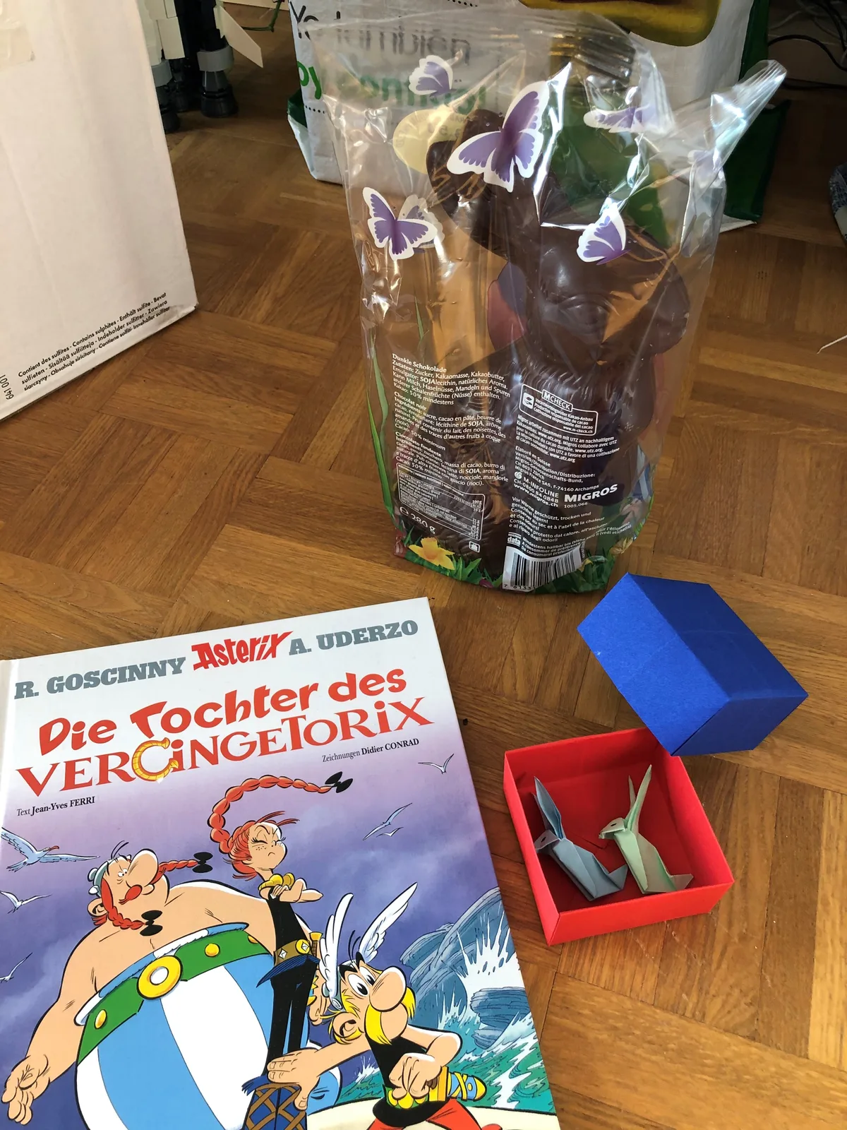 Man sieht einen Osterhasen.
