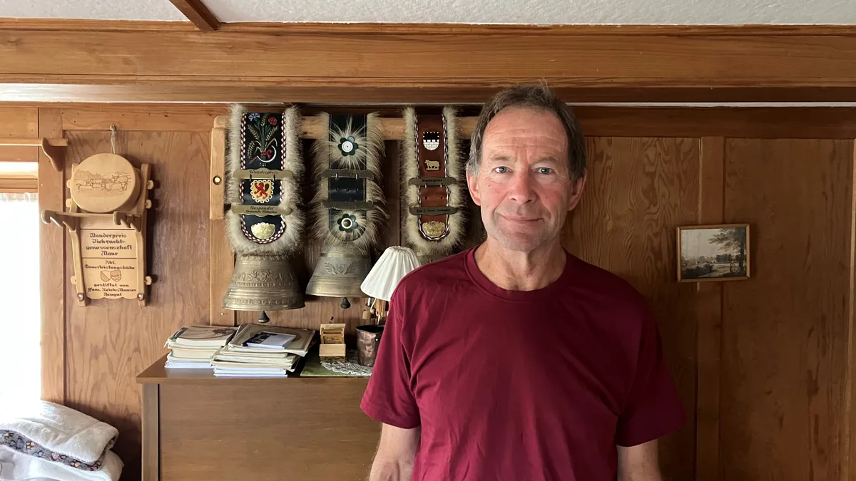 Thomas Frauenfelder, Präsident der Landi Maur Genossenschaft vor Kuhglocken.