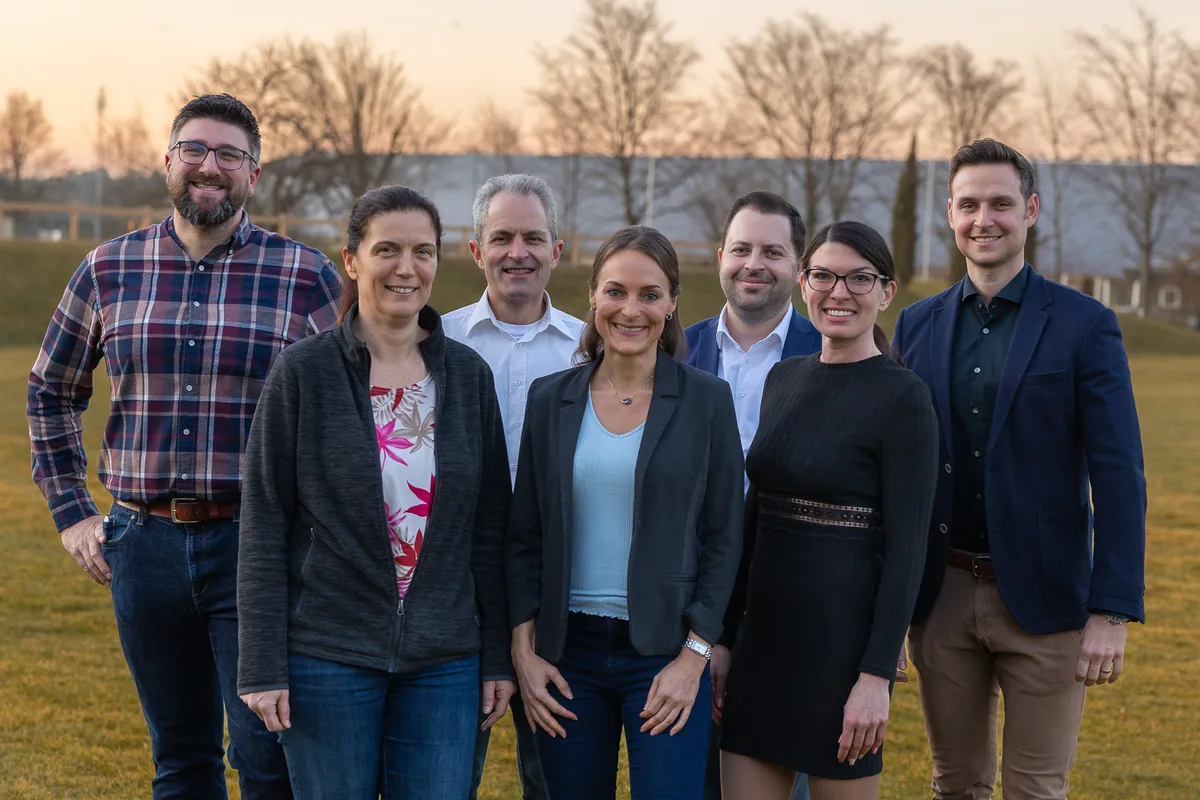 Gruppenbild des Vorstands des Gewerbeverbands Uster. Drei Frauen und vier Männer stehen in der Abenddämmerung auf einer Wiese.