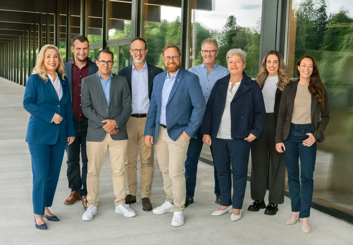 Der Gemeinderat von Hinwil ab Juli 2026 (von links): Christina Haffter (FDP, Bau und Planung), Tobias Bachofen (SVP, Gesellschaft), Michael Rüegg (FDP, Infrastruktur und Umwelt), Andreas Bühler (SP, Gemeindepräsident), Florian Michel (Die Mitte, Finanzen, Liegenschaften und Sport), Felix Honegger (SVP, Schulpräsident), Brigitte Wälchli (Die Mitte, Sicherheit und Kultur) mit Delia Diggelmann (stellvertretende Gemeindeschreiberin) und Martina Buri (Gemeindeschreiberin). Männer und Frauen posieren für ein Foto.