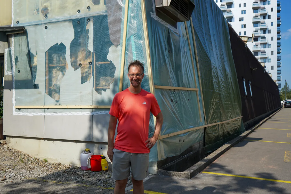 29986869-4 In Dübendorf brannte das Sportcenter Schumacher. Eine Woche nach dem Feuer sind die Spuren noch sichtbar. Der Mann auf dem Foto ist Marc Schumacher, Betreiber des Centers.
