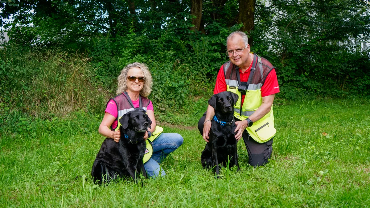 Jürg und Marie-Louise Zinsli haben den Verein Personensuchhunde Zürcher Oberland gegründet. Sie bilden Mantrailing Hunde und Halter aus. Jürg und Marie-Louise Zinsli haben den Verein Personensuchhunde Zürcher Oberland gegründet. Sie bilden Mantrailing Hunde und Halter aus.