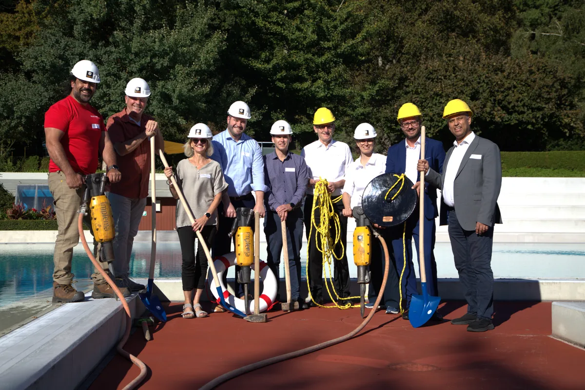 Mehrere Personen posieren für die Kamera.